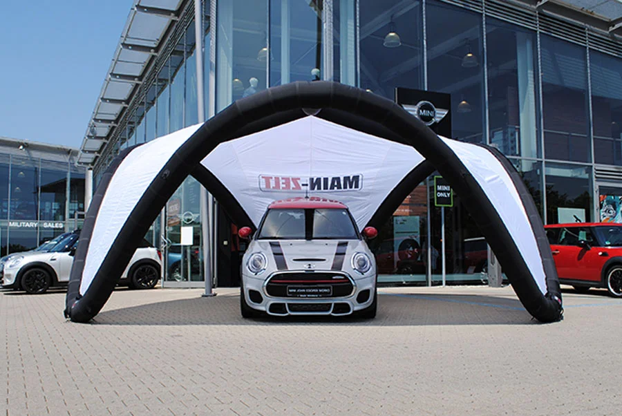 Aufblasbarer Event-Pavillon als Promotionshelter vor einem Autohaus