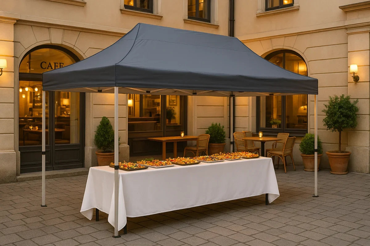 Gastro-Faltpavillon vor einem Café mit Schutzdach, Volant, Standbeinen, Buffetfläche und Sitzbereich