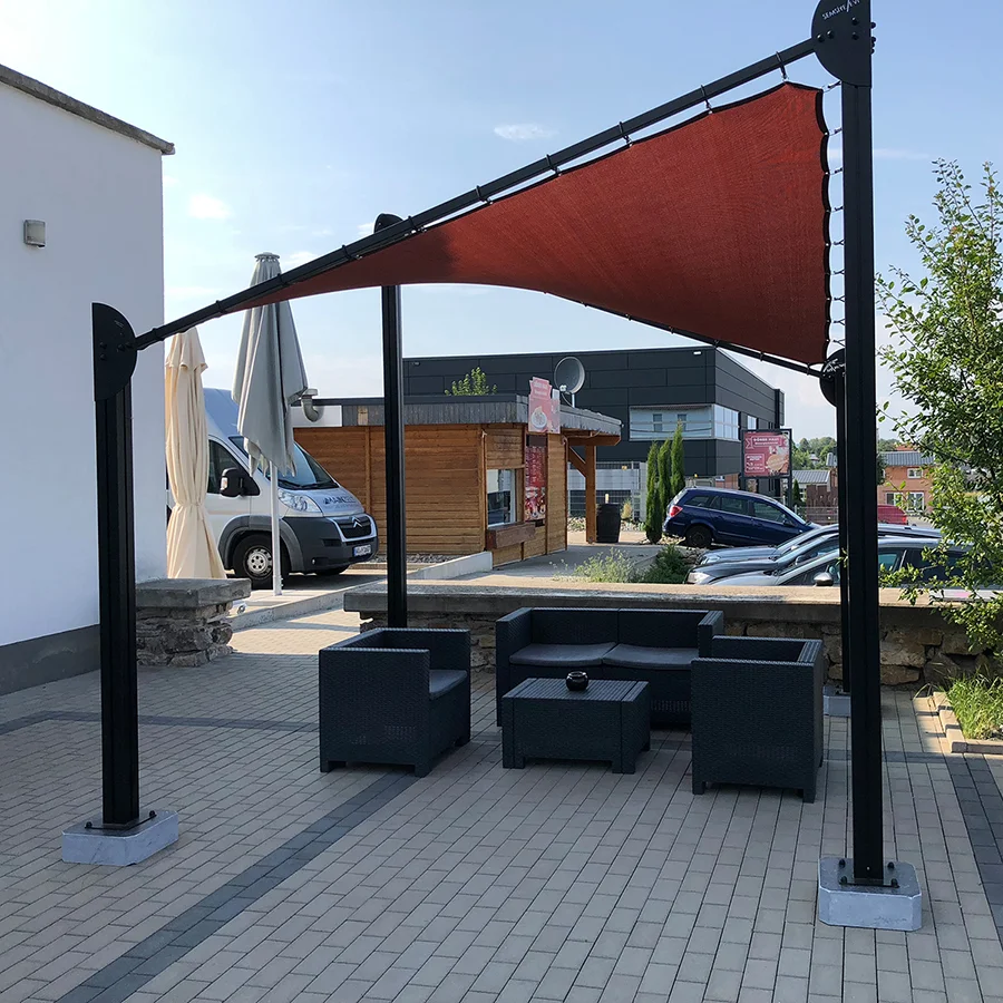 Butterfly-Gartenpavillon mit rotem Sonnensegel auf einer Terrasse