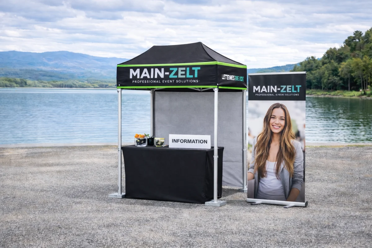 Aufgebauter Hex45 Faltpavillon als Info-Stand mit Dach, Volant, Seitenwand, Standbeinen und Standfuessen