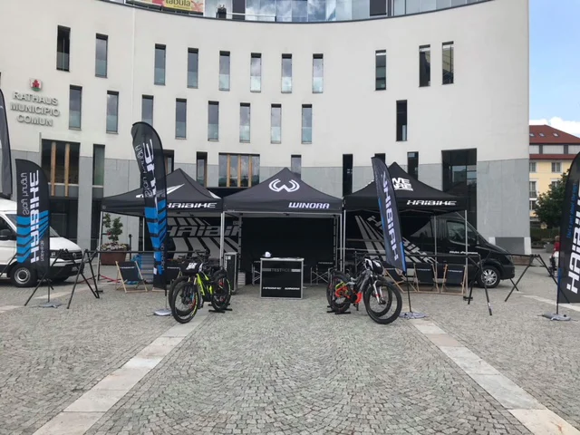 Haibike Motorsport-Setup mit bedruckten Faltzelten, Bikes und Beachflags im Fahrerlager